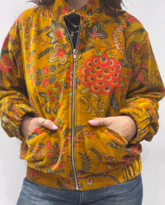 Blouson Nalina en velours jaune à imprimés floraux verts, rouges et oranges - modèle style bombers zippé avec poches, pièce unique