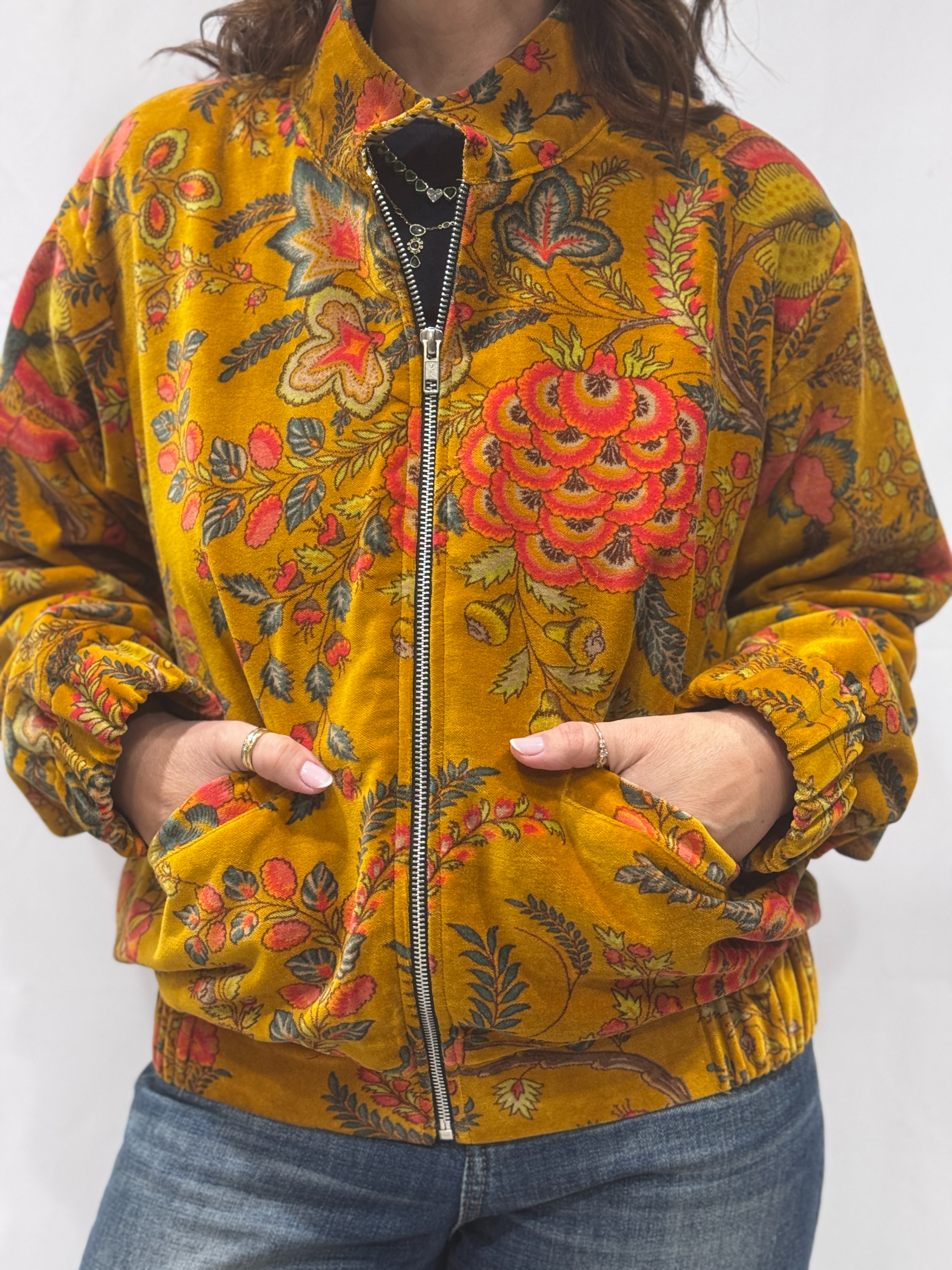 Blouson Nalina en velours jaune à imprimés floraux verts, rouges et oranges - modèle style bombers zippé avec poches, pièce unique