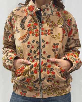 Blouson Riva en velours rose poudré à imprimés floraux verts, rouges et oranges - modèle style bombers zippé avec poches, pièce unique