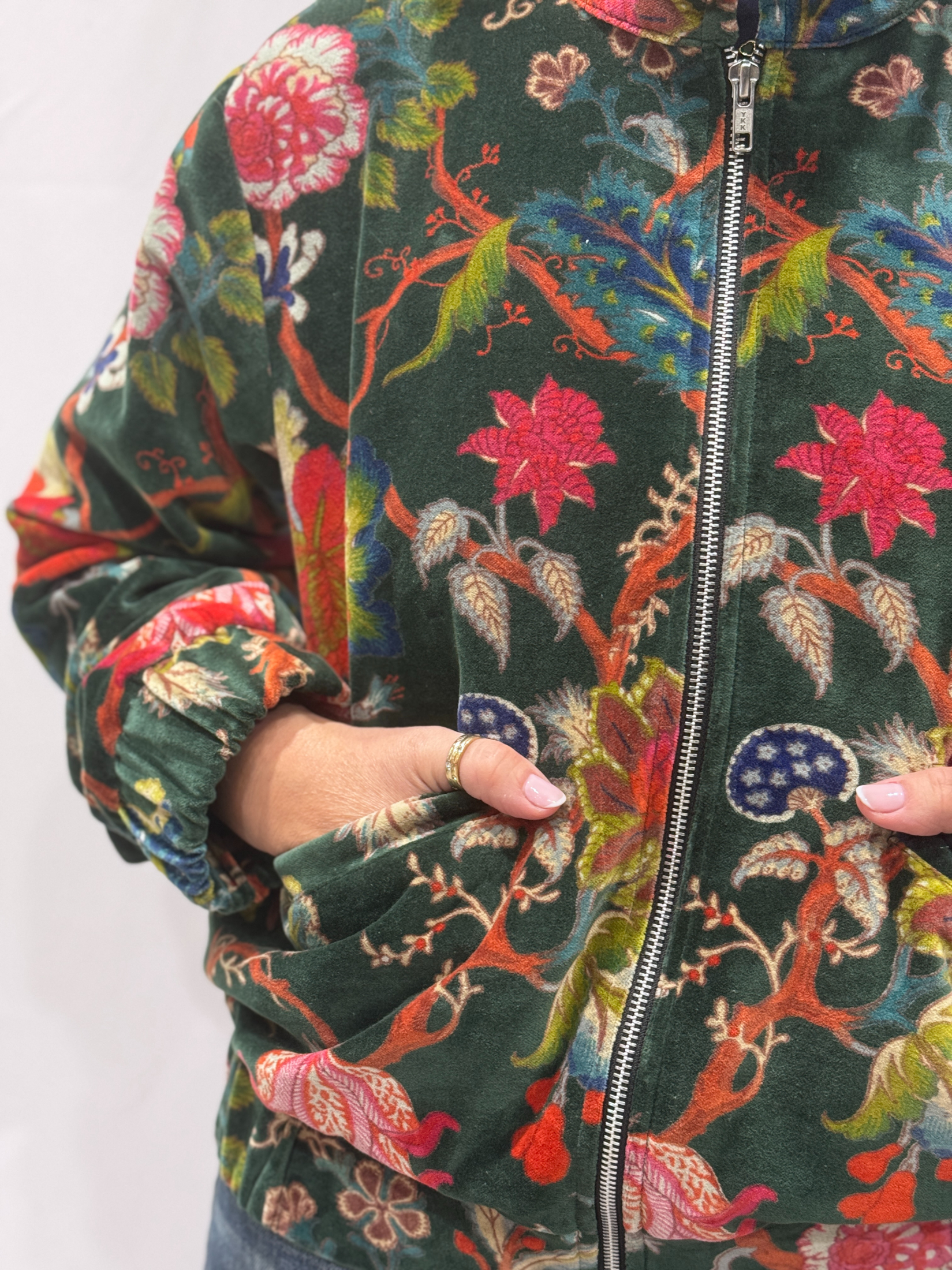 Blouson Yalena en velours vert foncé à imprimés floraux multicolores - modèle style bombers zippé avec poches, pièce unique