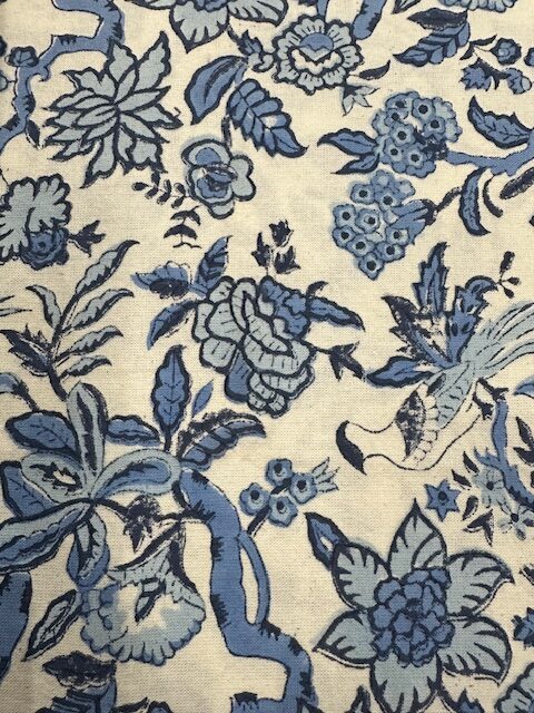 Nappe Padmina, une nappe blanche imprimée de motifs floraux dans les teintes de bleus.