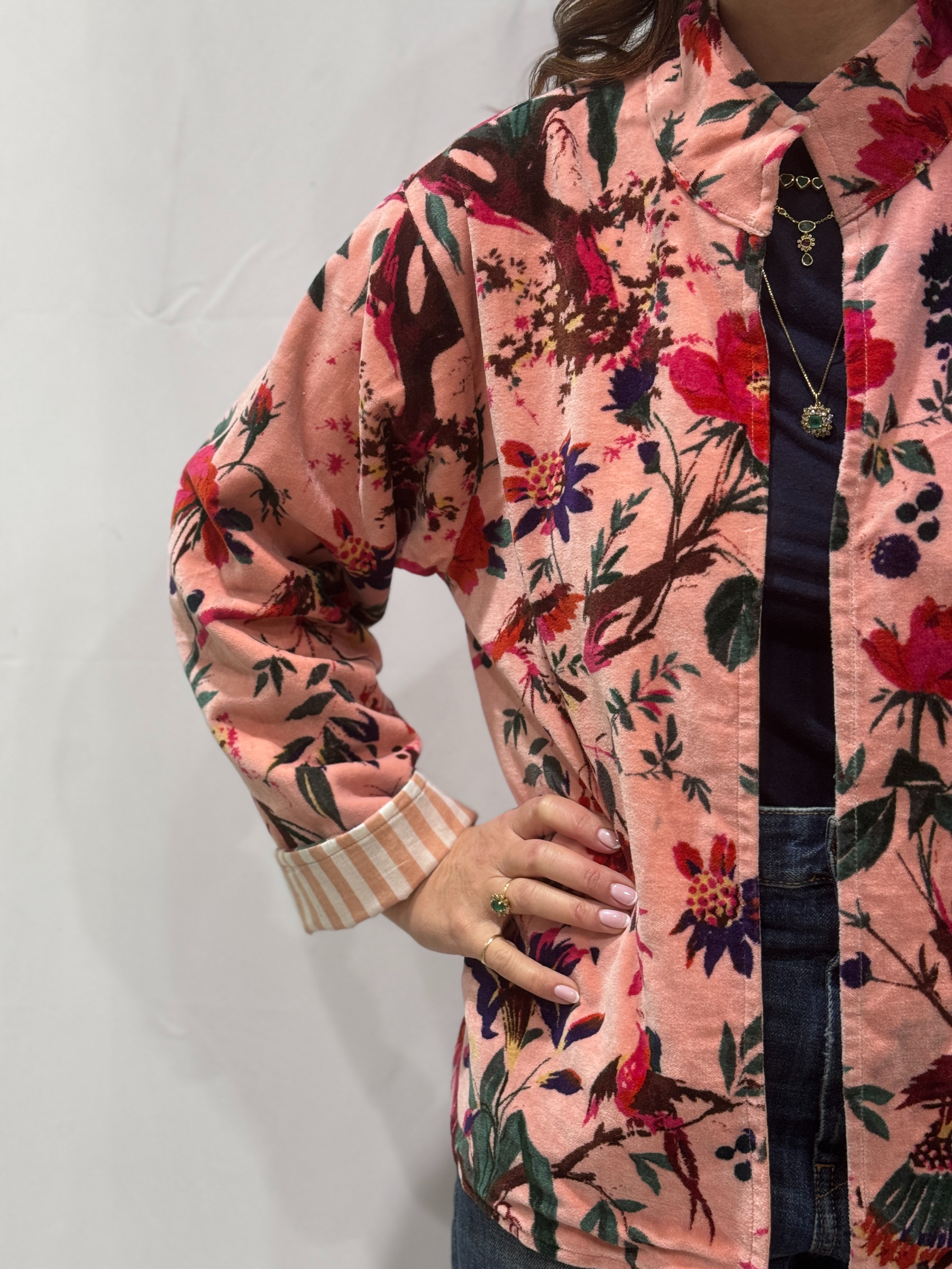 Veste Amira, une veste velours en rose poudré avec des imprimés floraux multicolores. Une pièce unique.