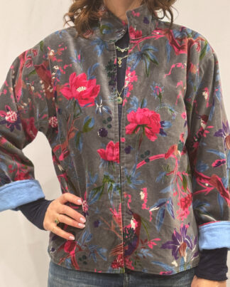 Veste Kaira en velours gris avec motifs floraux roses, mauves et bleus, vue de face