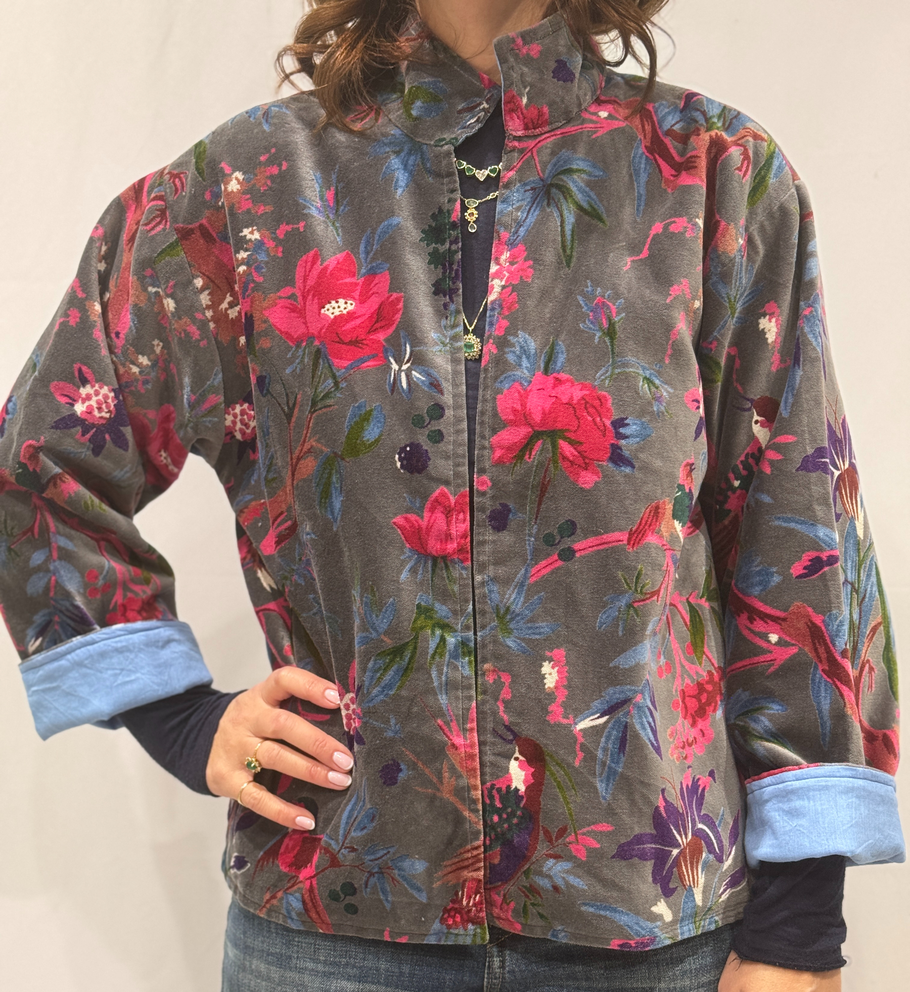 Veste Kaira en velours gris avec motifs floraux roses, mauves et bleus, vue de face