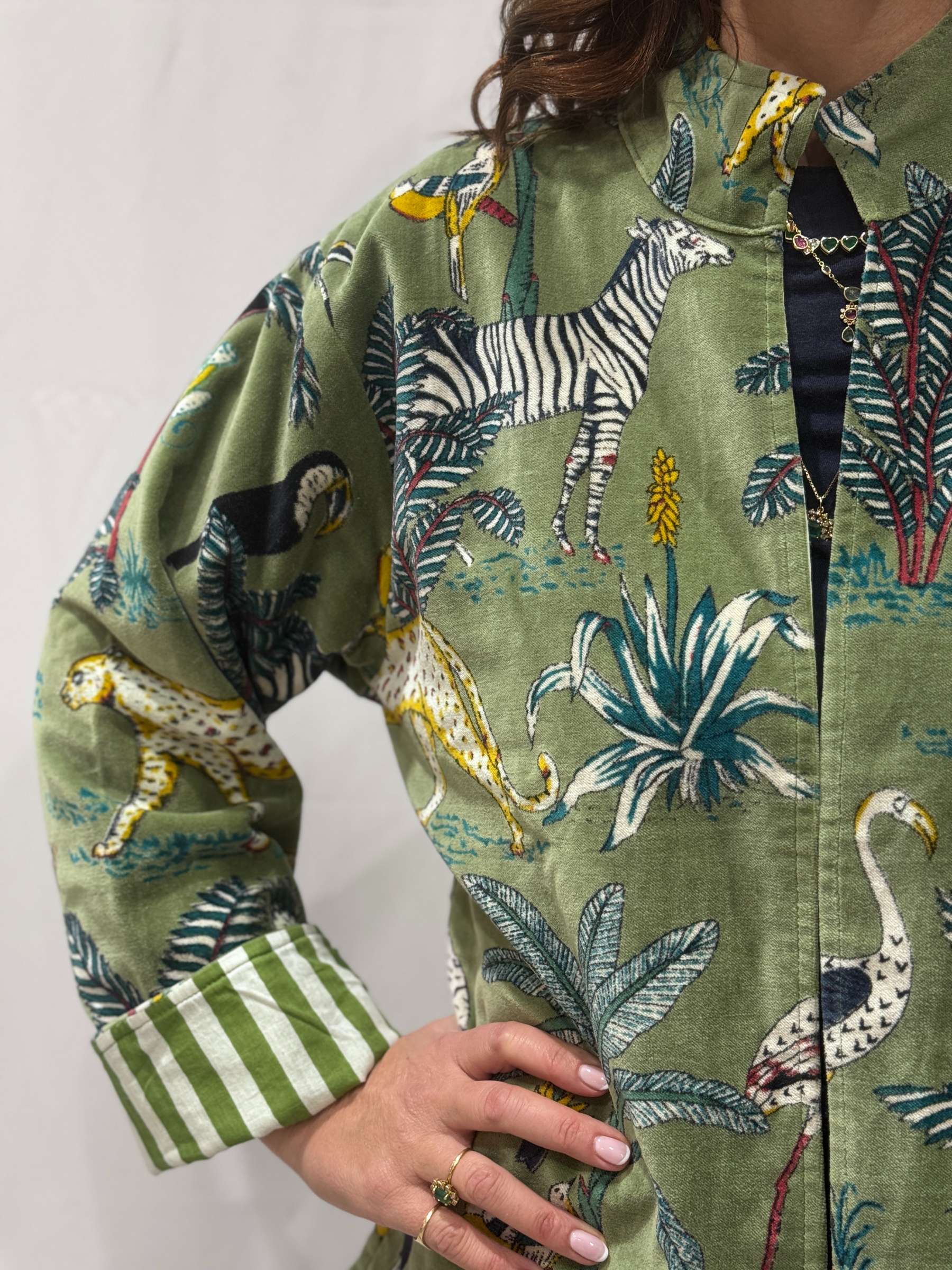 Veste Raya, une veste en velours verte claire avec des imprimés jungles