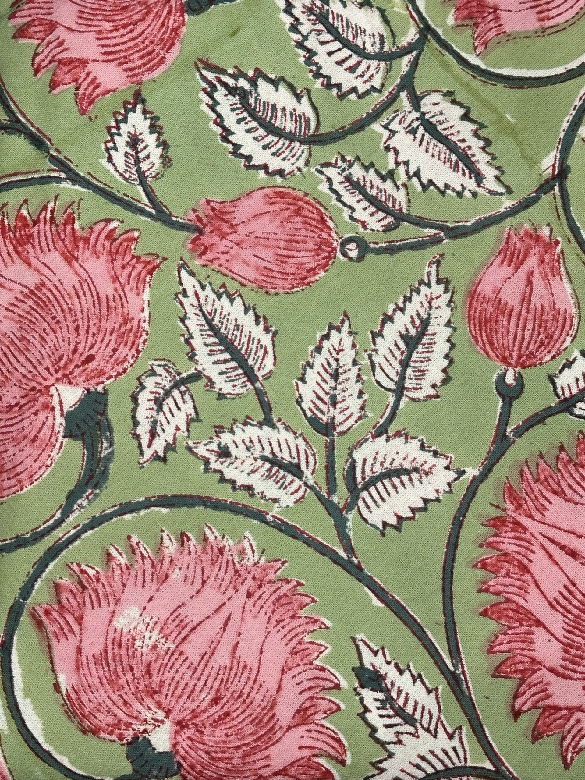 Nappe Riva, une nappe ronde de 150 cm. Une nappe verte avec des imprimés fleuris roses.