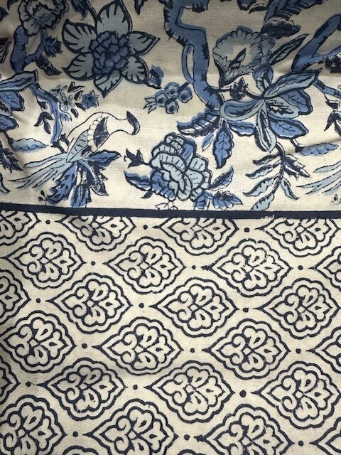 Nappe Padmina, une nappe blanche imprimée de motifs floraux dans les teintes de bleus.