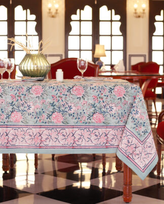 Nappe Diya une nappe bleu clair imprimée de motifs floraux roses et bleus