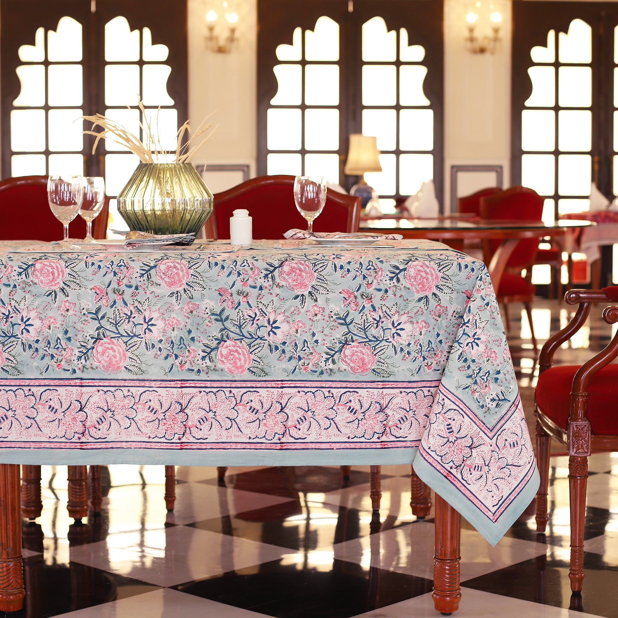 Nappe Diya une nappe bleu clair imprimée de motifs floraux roses et bleus