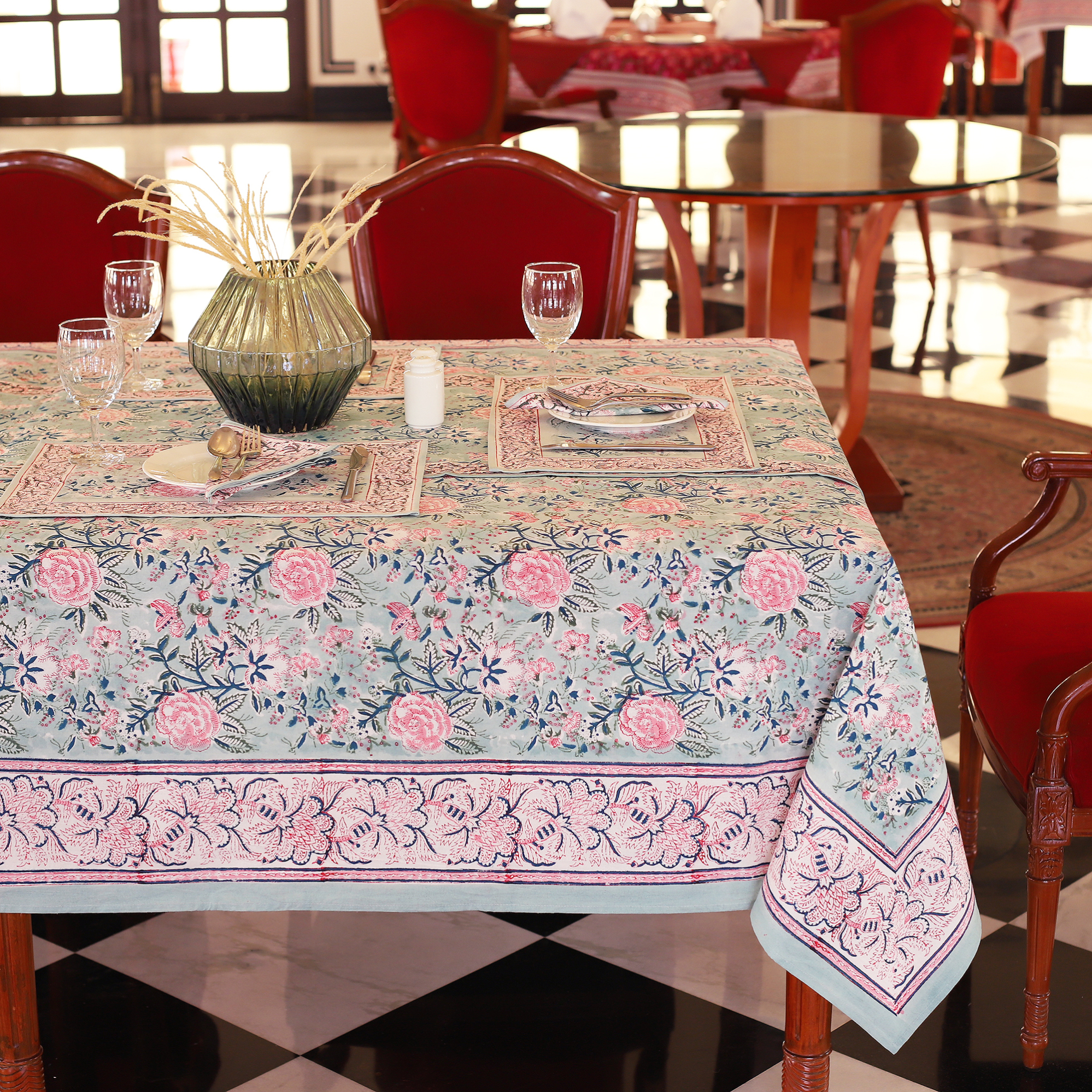 Nappe Diya une nappe bleu clair imprimée de motifs floraux roses et bleus