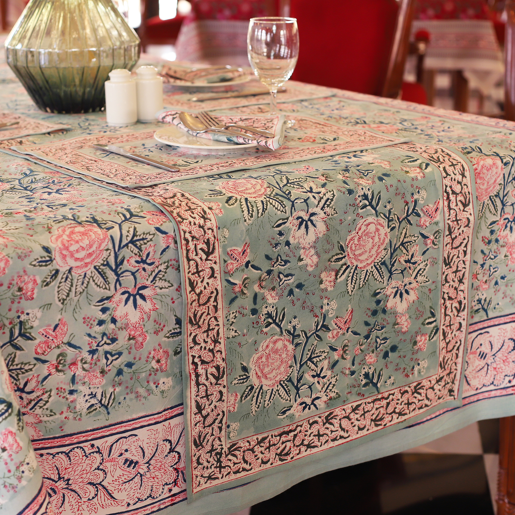 Nappe Diya une nappe bleu clair imprimée de motifs floraux roses et bleus