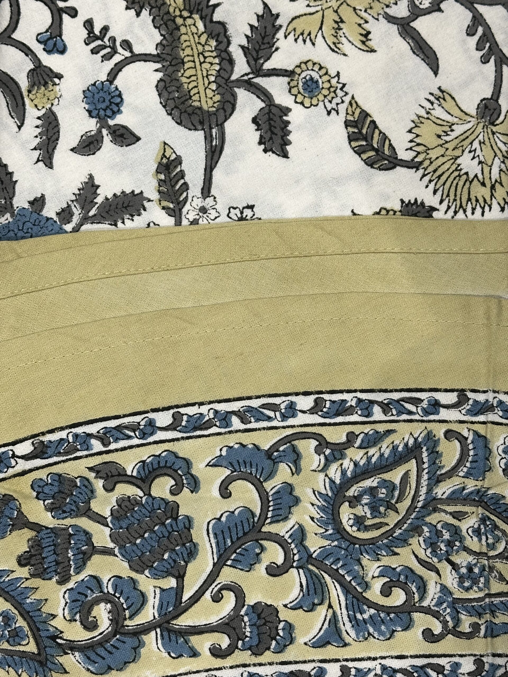 Nappe Indu, une nappe ronde de 150 cm aux imprimés fleuris.