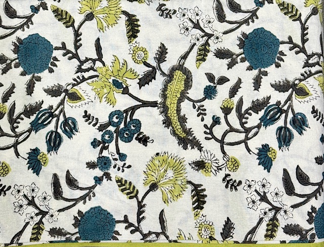 Nappe Indu, une nappe ronde de 150 cm aux imprimés fleuris.