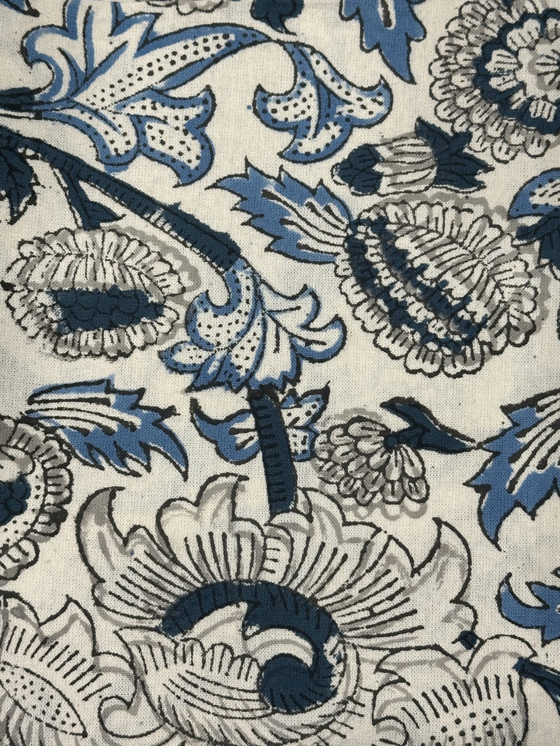 Nappe Kerala Dream, une nappe ronde de 150 cm. Aux couleurs bleus et blanches, une nappe aux imprimés fleuries.