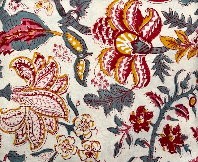 Nappe Lavanya, une nappe ronde 150. Une nappe aux couleurs rouges, oranges, bleus et aux imprimés fleuris.