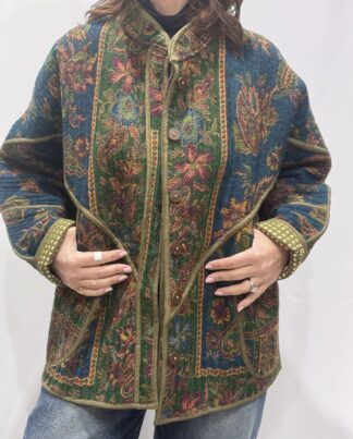 La Veste Naya, une veste en laine réversible aux imprimés de couleurs verts kaki et bleus.