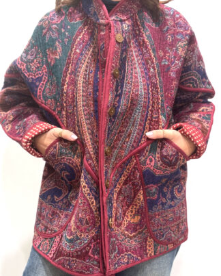 Veste Liora, une veste en laine réversible aux imprimés mauves & roses. Elle comporte deux poches.