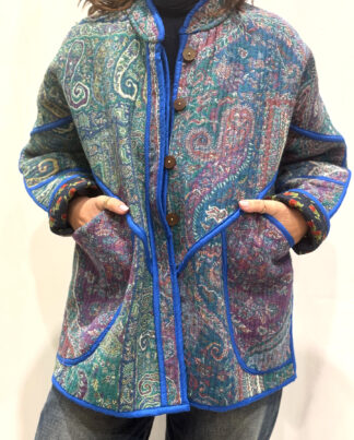 La Veste Luma, une veste en laine réversible, aux imprimés de couleurs froides bleus azur.