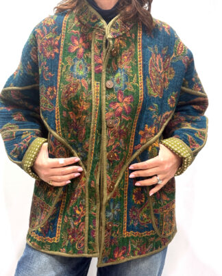 La Veste Naya, une veste en laine réversible aux imprimés de couleurs verts kaki et bleus.