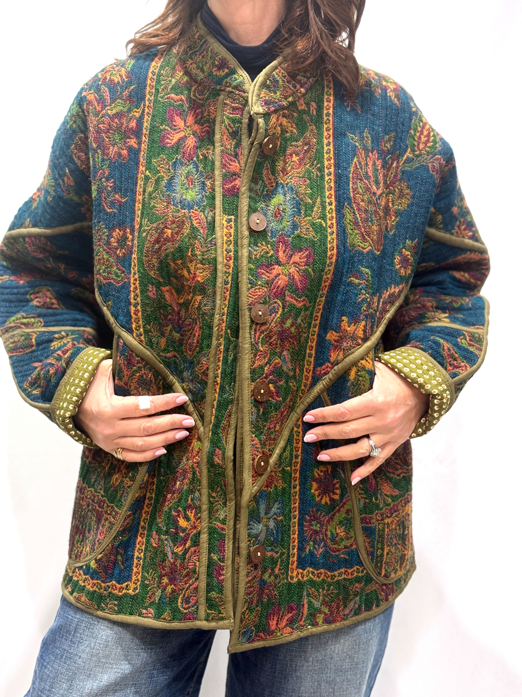 La Veste Naya, une veste en laine réversible aux imprimés de couleurs verts kaki et bleus.