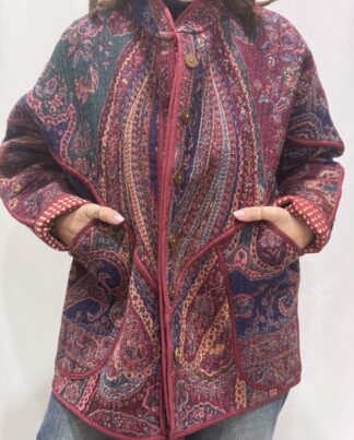 Veste Liora, une veste en laine réversible aux imprimés mauves & roses. Elle comporte deux poches.