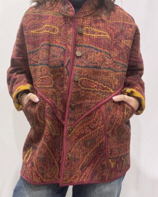 La Veste Noéa, une veste en Laine Réversible aux teintes chaudes rouges et terracotta