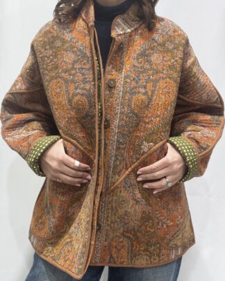 Veste Sélène, une veste en laine réversible aux imprimés de couleurs orange et kaki avec des touches de bordeaux.