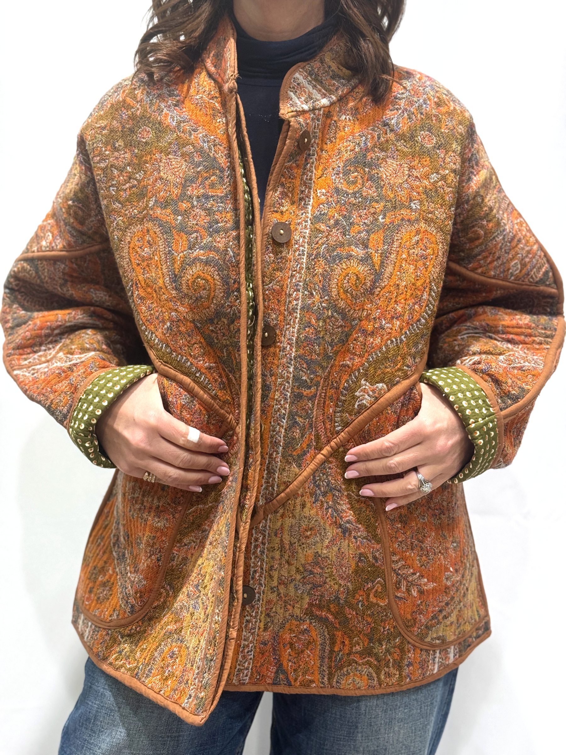 Veste Sélène, une veste en laine réversible aux imprimés de couleurs orange et kaki.