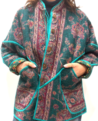 La Veste Yara une veste en laine réversible, aux imprimés de couleurs froides bleus et violets. Elle comporte deux poches de chaque côté.