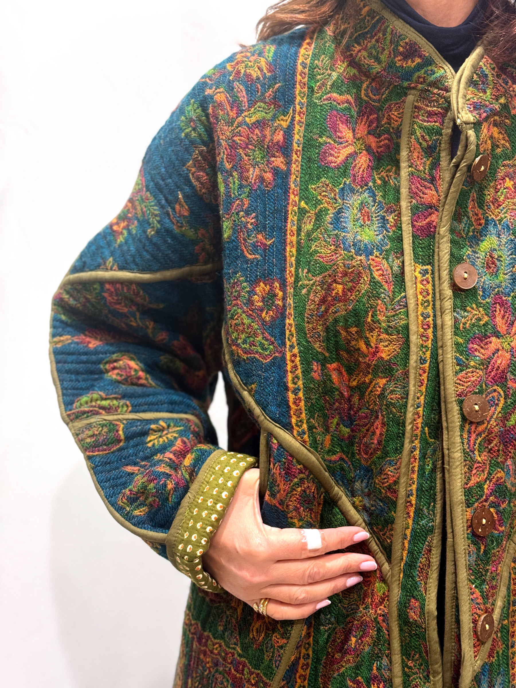 La Veste Naya, une veste en laine réversible aux imprimés de couleurs verts kaki et bleus.