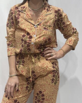 Pyjama Amaya - Chemise et pantalon en coton 100 %, avec pochette assortie, style premium, fabriqué en Inde.