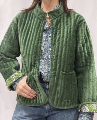 La veste Inaya, une veste en velours vert sapin. Une vest col mao réversible, en coton imprimé à l'intérieur, un vert clair. Une veste parfaite pour la mi saison.