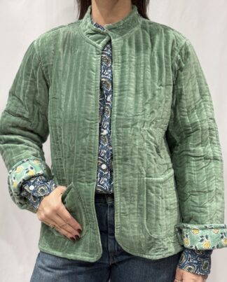 La veste Aelys, une veste en velours amande. Une veste col mao réversible, en coton imprimé à l'intérieur, verte avec des motifs floraux verts et jaunes. Une veste parfaite pour la mi saison.