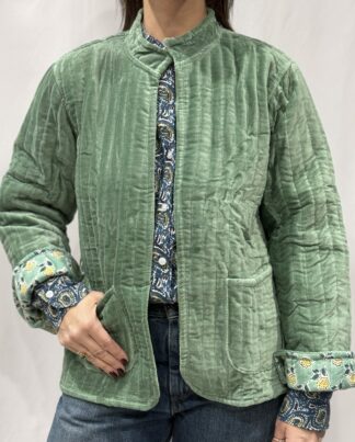 La veste Aelys, une veste en velours amande. Une veste col mao réversible, en coton imprimé à l'intérieur, verte avec des motifs floraux verts et jaunes. Une veste parfaite pour la mi saison.