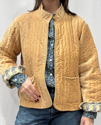 La veste Alba, une veste en velours beige clair. Une veste col mao réversible, en coton imprimé à l'intérieur, beige et bleu avec des motifs floraux. Une veste parfaite pour la mi saison.