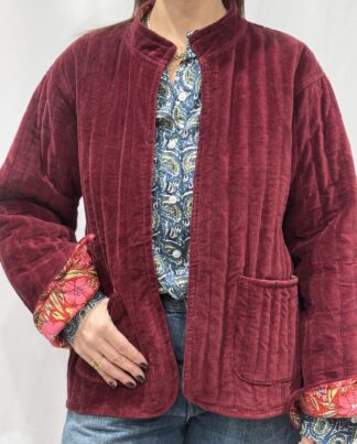 La veste Carmen, une veste en velours burgundy. Une veste col mao réversible, en coton imprimé à l'intérieur, rouge et rose avec des motifs floraux. Une veste parfaite pour la mi saison.