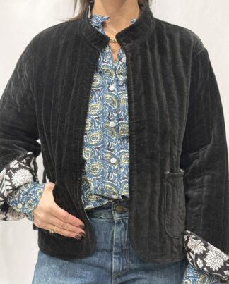 La veste Ebene, une veste en velours noir. Une veste col mao réversible, en coton imprimé à l'intérieur, noir et blanc avec des motifs floraux. Une veste parfaite pour la mi saison.