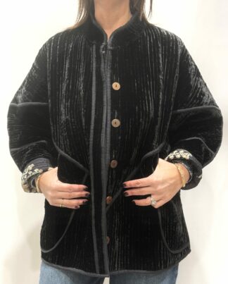 La veste Kali, une veste en velours de soie réversible. Une veste noir, et à l'intérieur un imprimé noir avec des motifs.