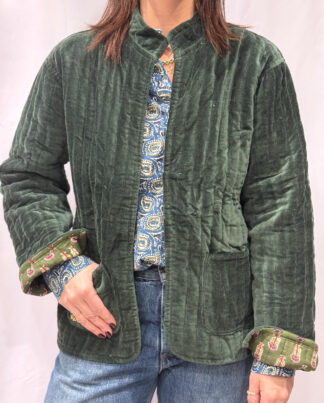 La veste Malachite, une veste en velours verte foncé. Une veste col mao réversible, en coton imprimé à l'intérieur, vert avec des motifs floraux. Une veste parfaite pour la mi saison.