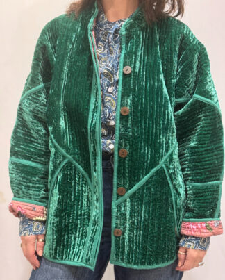 La veste Mohini, une veste en velours de soie réversible. Une veste vert sapin, et à l'intérieur un imprimé rose avec des motifs.