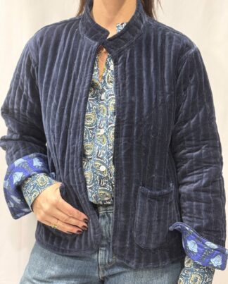 La veste Naëlle, une veste en velours bleu marine. Une veste col mao réversible, en coton imprimé à l'intérieur, bleu avec des motifs floraux. Une veste parfaite pour la mi saison.