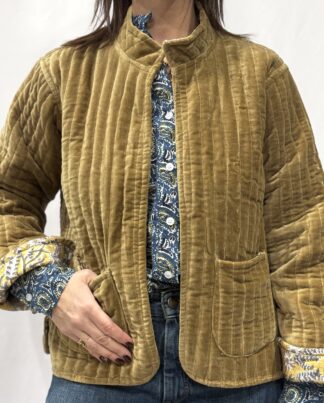 La veste Ora, une veste en velours or clair. Une veste col mao réversible, en coton imprimé à l'intérieur, or claif avec des motifs floraux. Une veste parfaite pour la mi saison.