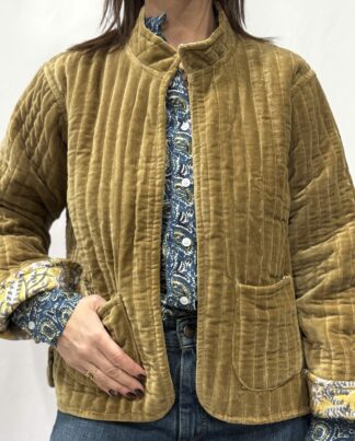 La veste Ora, une veste en velours or clair. Une veste col mao réversible, en coton imprimé à l'intérieur, or claif avec des motifs floraux. Une veste parfaite pour la mi saison.