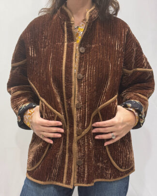 La veste Ritua, une veste en velours de soie réversible. Une veste marron clair, et à l'intérieur un imprimé noir avec des motifs.