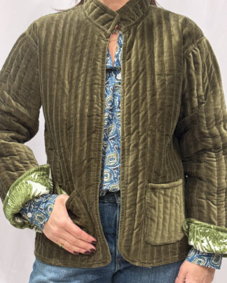 La veste Sierra, une veste en velours kaki. Une veste col mao réversible, en coton imprimé à l'intérieur, vert et blanc avec des motifs palmiers. Une veste parfaite pour la mi saison.