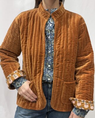 La veste Solea, une veste en velours terracotta. Une veste col mao réversible, en coton imprimé à l'intérieur, orange et blanc avec des motifs floraux. Une veste parfaite pour la mi saison.