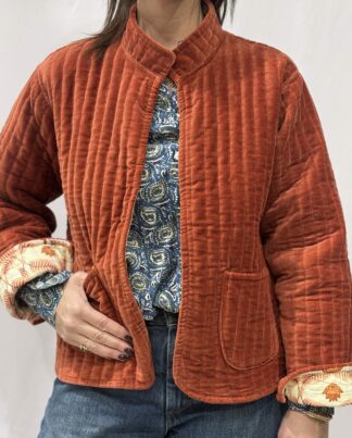 La veste Talia, une veste en velours terracotta. Une veste col mao réversible, en coton imprimé à l'intérieur, orange et blanc avec des motifs floraux. Une veste parfaite pour la mi saison.