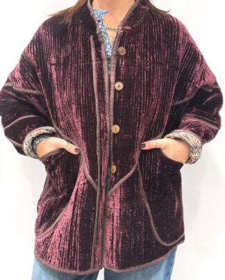 La veste Tan, une veste en velours de soie réversible. Une veste marron foncée, et à l'intérieur un imprimé marron avec des motifs.