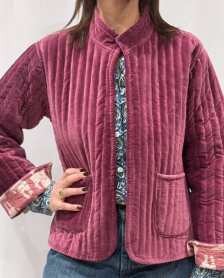 La veste Surya, une veste en velours jaune moutarde. Une veste col mao réversible, en coton imprimé à l'intérieur, jaune et mauve avec des motifs floraux. Une veste parfaite pour la mi saison.