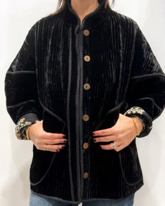 La veste Kali, une veste en velours de soie réversible. Une veste noir, et à l'intérieur un imprimé noir avec des motifs.